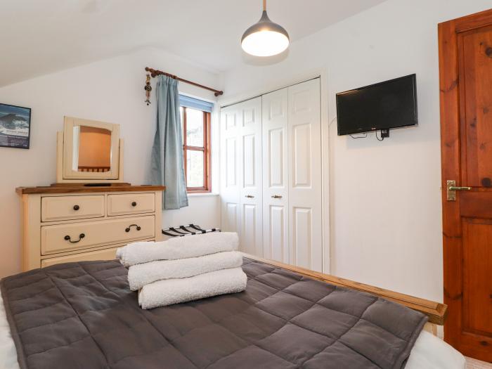 Cherry Tree Cottage is in Windermere, Cumbria. Two-bedroom cottage in National Park. Near amenities.