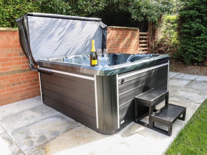 Copper Coin, rests in Gawber, South Yorkshire. Three-bedroom home, near amenities. Hot tub. Stylish.