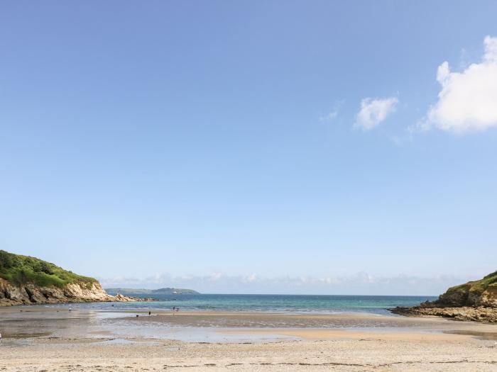 Alberts Den is in Falmouth, Cornwall. Close to amenities and a beach. Near The Lizard Heritage Coast