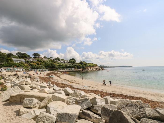 Alberts Den is in Falmouth, Cornwall. Close to amenities and a beach. Near The Lizard Heritage Coast