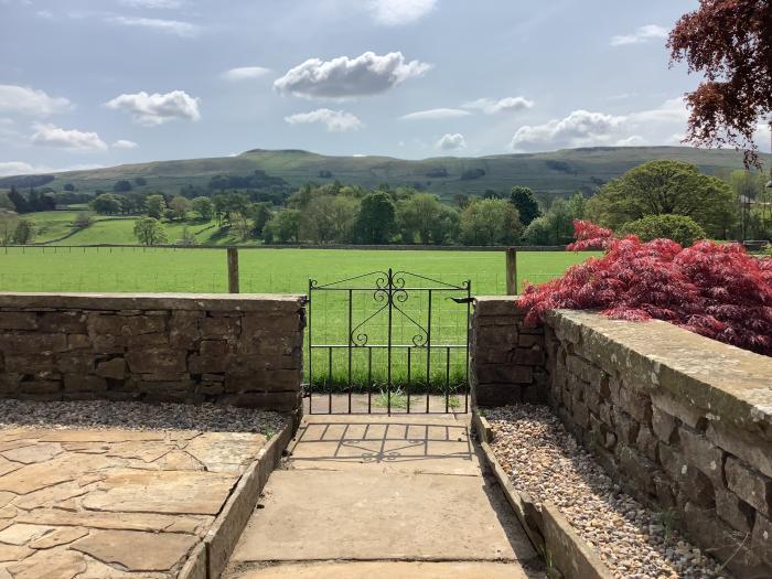 Miss Burrow's House, Hawes, Yorkshire Dales National Park. Near amenities. Three dogs. Bike storage.