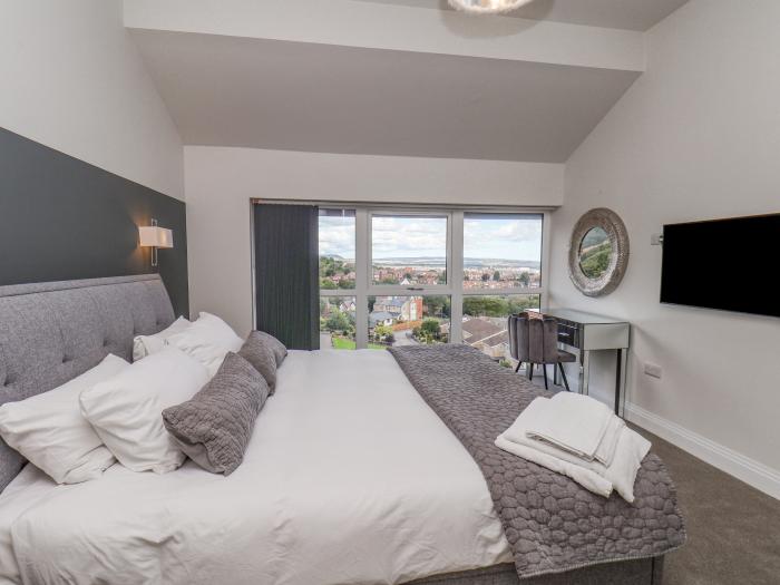 The Penthouse in Scarborough, North Yorkshire. En-suite rooms. Close to amenities and beach. Balcony