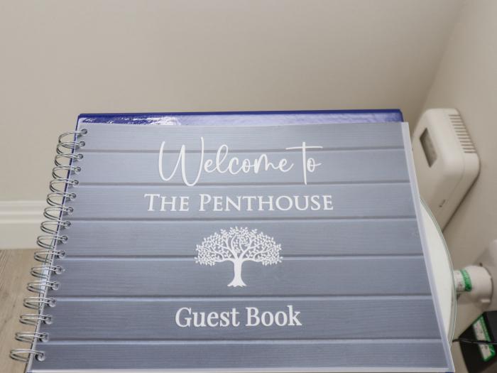 The Penthouse in Scarborough, North Yorkshire. En-suite rooms. Close to amenities and beach. Balcony