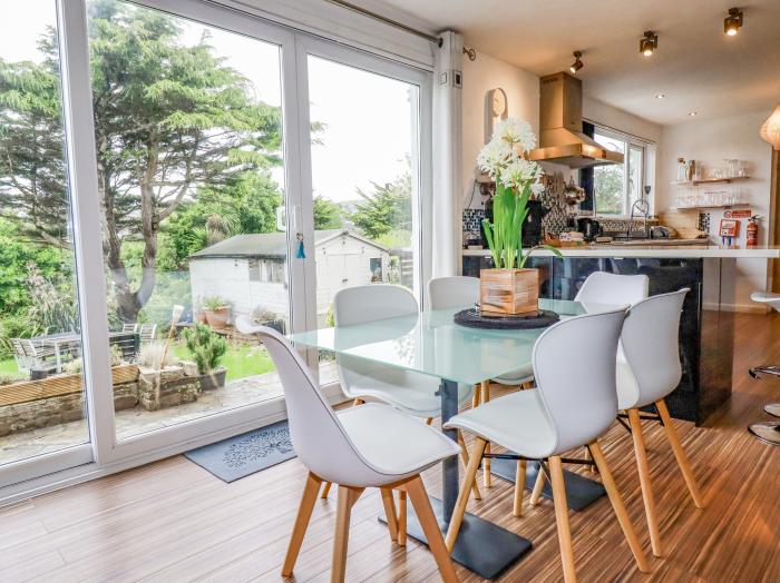 Pasadena is in Newquay, Cornwall. Four-bedroom home with estuary views. Close to amenities and beach