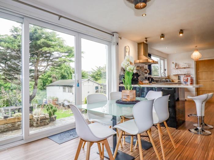 Pasadena is in Newquay, Cornwall. Four-bedroom home with estuary views. Close to amenities and beach