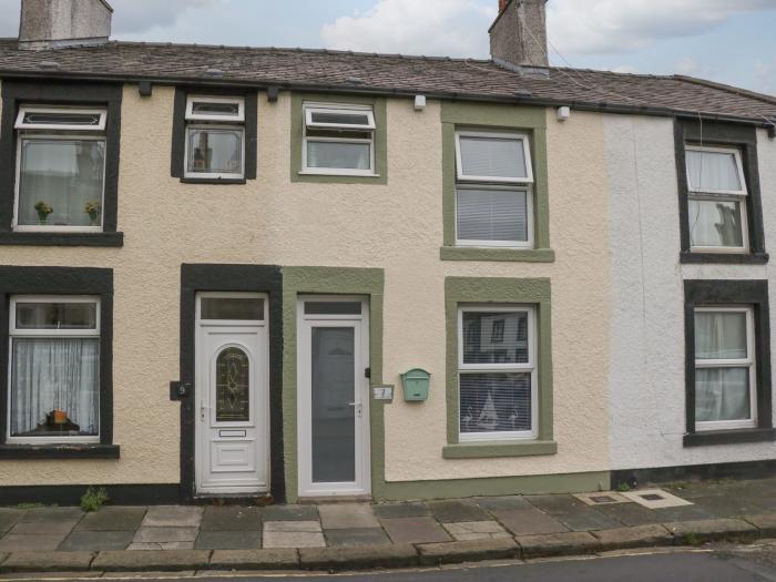 Bay Cottage No 7 in Morecambe, Lancashire. Two-bedroom home near amenities and beach. Hot tub. Pets.