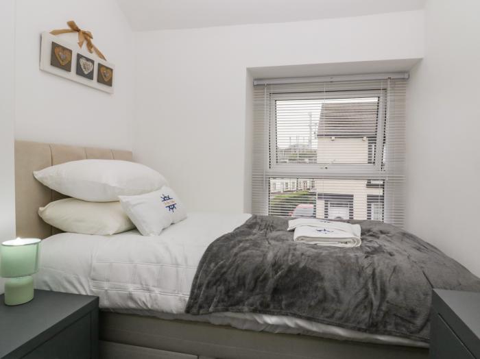 Bay Cottage No 7 in Morecambe, Lancashire. Two-bedroom home near amenities and beach. Hot tub. Pets.