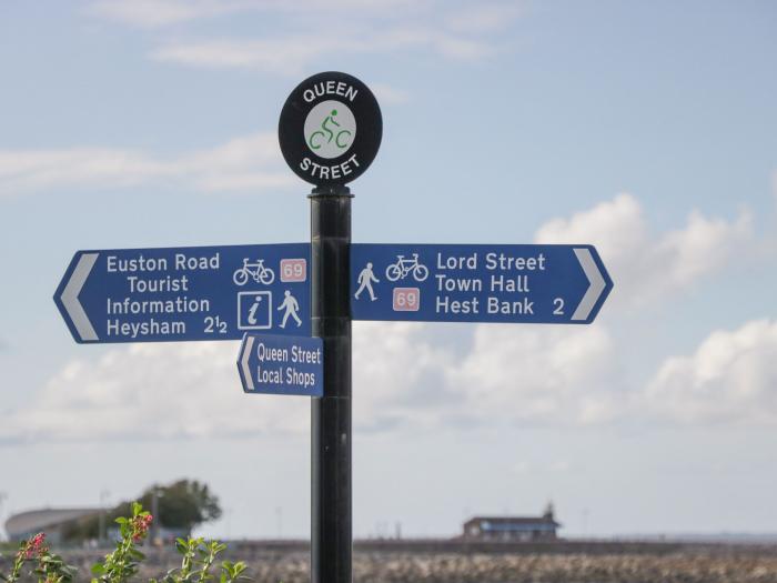 Bay Cottage No 7 in Morecambe, Lancashire. Two-bedroom home near amenities and beach. Hot tub. Pets.