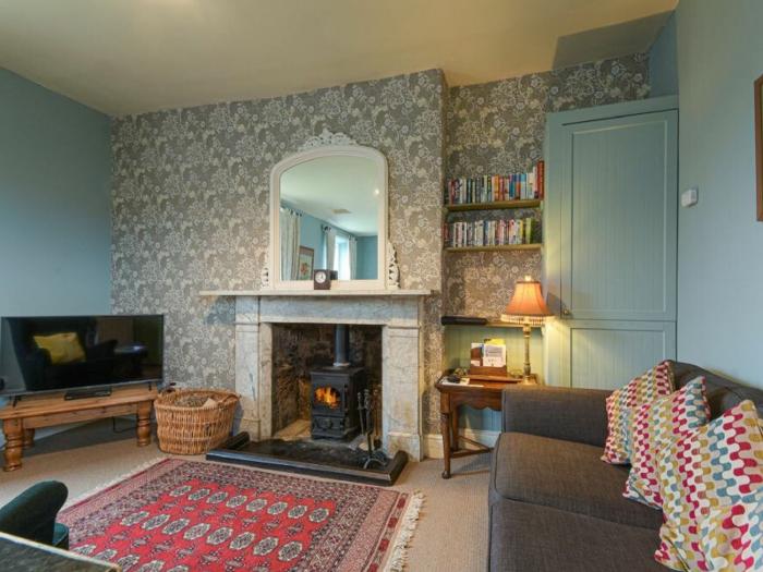 Riverbank Cottage, Alnmouth, Northumberland. Pet-friendly. Patio with furniture. Woodburner. Two bed