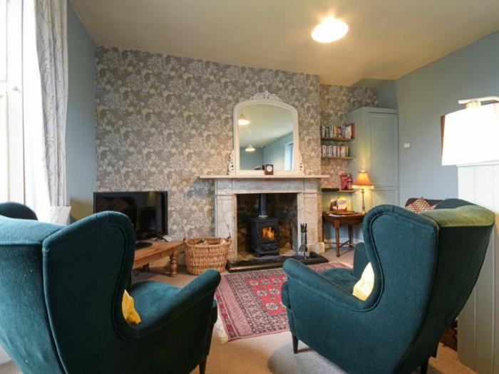 Riverbank Cottage, Alnmouth, Northumberland. Pet-friendly. Patio with furniture. Woodburner. Two bed