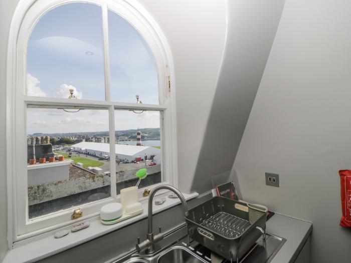 Captain Scott Penthouse is in Plymouth, Cornwall. Parking. Close to amenities and a beach. Open-plan