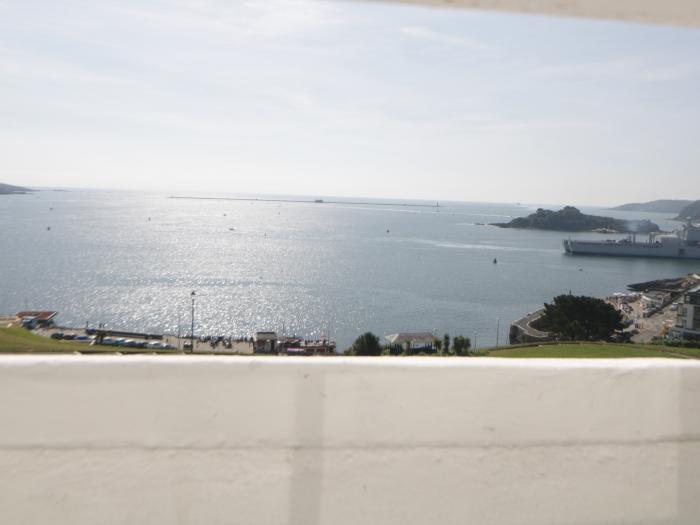 Captain Scott Penthouse is in Plymouth, Cornwall. Parking. Close to amenities and a beach. Open-plan