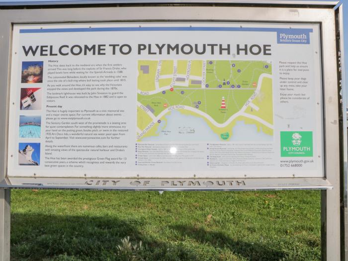 Captain Scott Penthouse is in Plymouth, Cornwall. Parking. Close to amenities and a beach. Open-plan