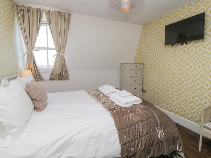 Captain Scott Penthouse is in Plymouth, Cornwall. Parking. Close to amenities and a beach. Open-plan