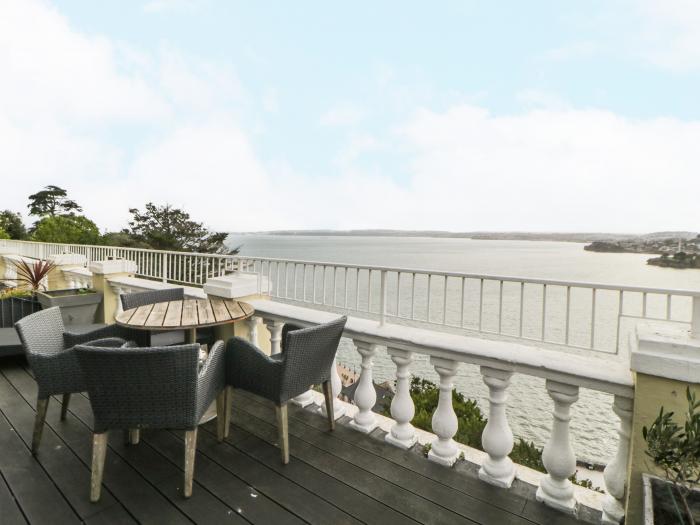 Apartment 10 Astor House is in Plymouth, in Devon. Ground-floor apartment with sea views. Open-plan.