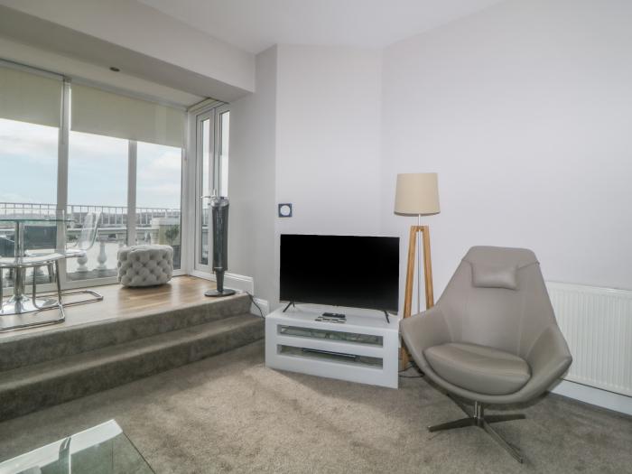 Apartment 10 Astor House is in Plymouth, in Devon. Ground-floor apartment with sea views. Open-plan.