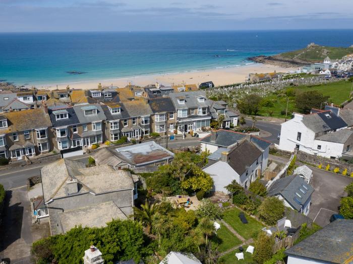 Ayr Farmhouse, is in St Ives, Cornwall. Close to amenities and a beach. Pet-friendly. Gas fire. 4bed