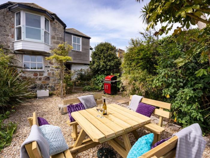 Ayr Farmhouse, is in St Ives, Cornwall. Close to amenities and a beach. Pet-friendly. Gas fire. 4bed