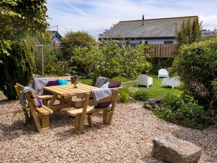 Ayr Farmhouse, is in St Ives, Cornwall. Close to amenities and a beach. Pet-friendly. Gas fire. 4bed