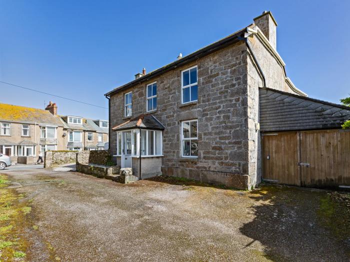 Ayr Farmhouse, is in St Ives, Cornwall. Close to amenities and a beach. Pet-friendly. Gas fire. 4bed