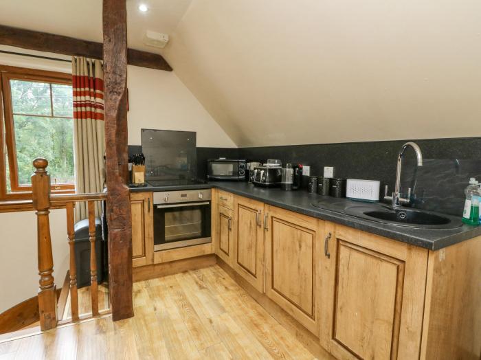 Glenmhor Apartment, Fort William, Scottish Highlands. Smart TV. Off-road parking. Ideal for couples.