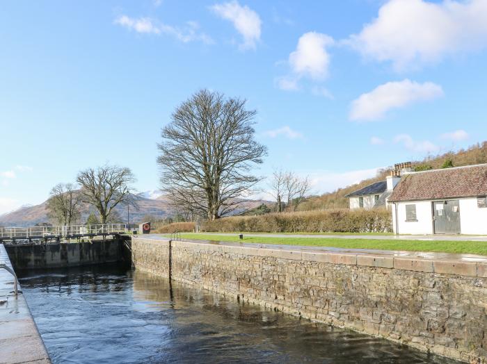 Glenmhor Apartment, Fort William, Scottish Highlands. Smart TV. Off-road parking. Ideal for couples.