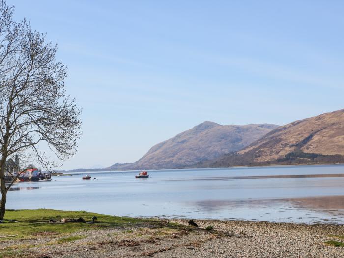 Glenmhor Apartment, Fort William, Scottish Highlands. Smart TV. Off-road parking. Ideal for couples.