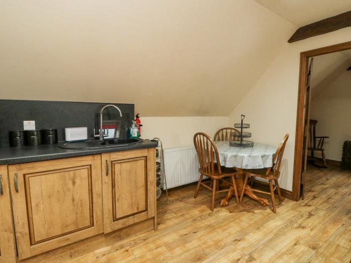 Glenmhor Apartment, Fort William, Scottish Highlands. Smart TV. Off-road parking. Ideal for couples.