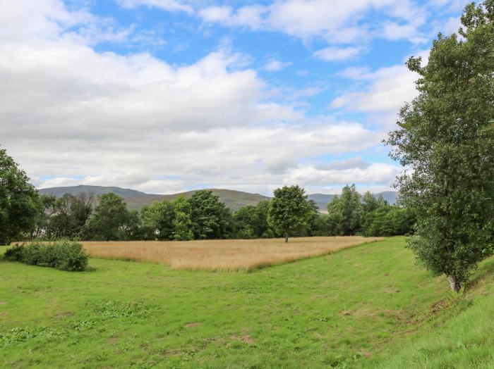 Glenmhor Apartment, Fort William, Scottish Highlands. Smart TV. Off-road parking. Ideal for couples.