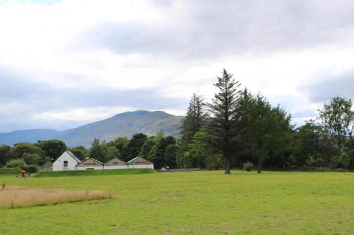 Glenmhor Apartment, Fort William, Scottish Highlands. Smart TV. Off-road parking. Ideal for couples.