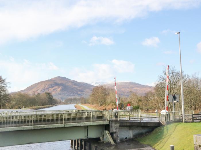 Glenmhor Apartment, Fort William, Scottish Highlands. Smart TV. Off-road parking. Ideal for couples.