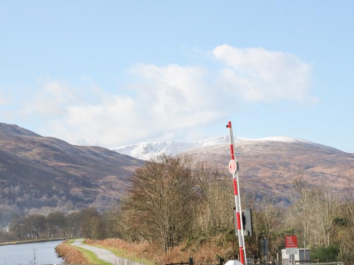 Glenmhor Apartment, Fort William, Scottish Highlands. Smart TV. Off-road parking. Ideal for couples.