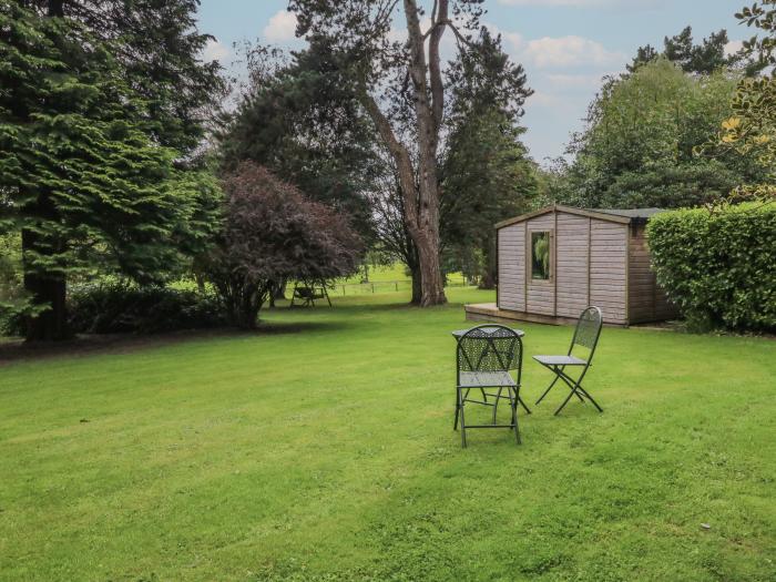 Jasmine, Bydown near Barnstaple, Devon. Off-road parking. Communal grounds. Hot tub. Couple retreat.