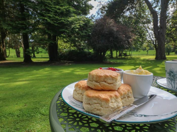 Fern, Bydown near Barnstaple, Devon. Couple's retreat. Communal grounds. Off-road parking. WiFi. TV.