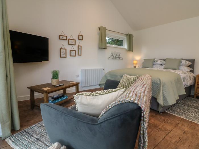 Fern, Bydown near Barnstaple, Devon. Couple's retreat. Communal grounds. Off-road parking. WiFi. TV.