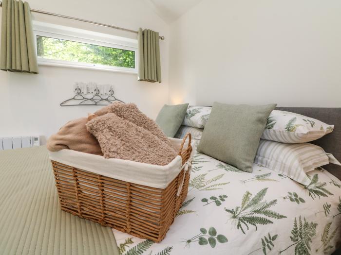 Fern, Bydown near Barnstaple, Devon. Couple's retreat. Communal grounds. Off-road parking. WiFi. TV.