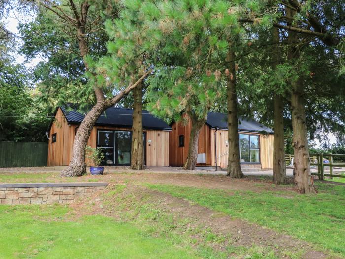 Fern, Bydown near Barnstaple, Devon. Couple's retreat. Communal grounds. Off-road parking. WiFi. TV.