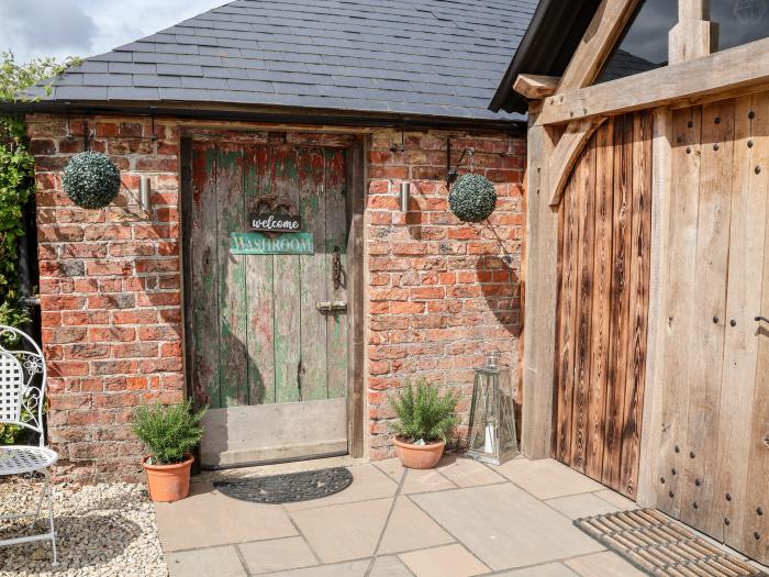 Penny, Pocklington, East Riding of Yorkshire. Near a National Park. Off-road parking. Private patio.