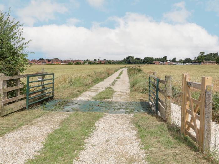 Stormont, Pocklington, East Riding of Yorkshire. Gravelled garden with barbecue. Perfect for couples