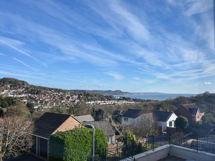 Lyme Bay View, Lyme Regis, Dorset. Garden. Parking. Close to a shop, pub, and beach. 2 pets allowed