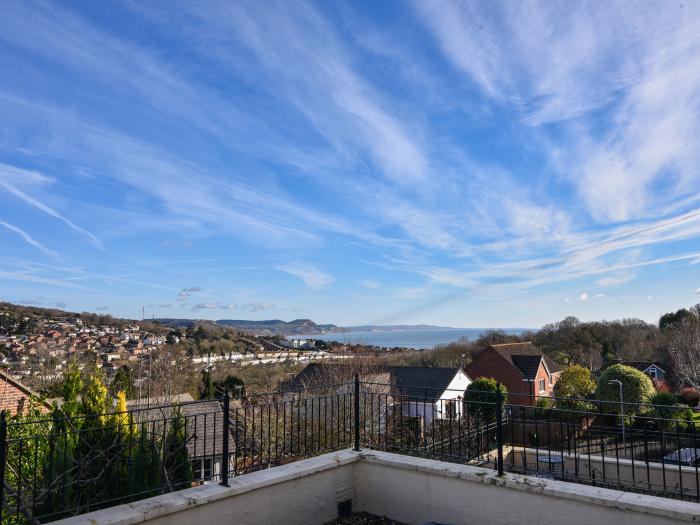 Lyme Bay View, Lyme Regis, Dorset. Garden. Parking. Close to a shop, pub, and beach. 2 pets allowed