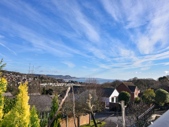 Lyme Bay View, Lyme Regis, Dorset. Garden. Parking. Close to a shop, pub, and beach. 2 pets allowed