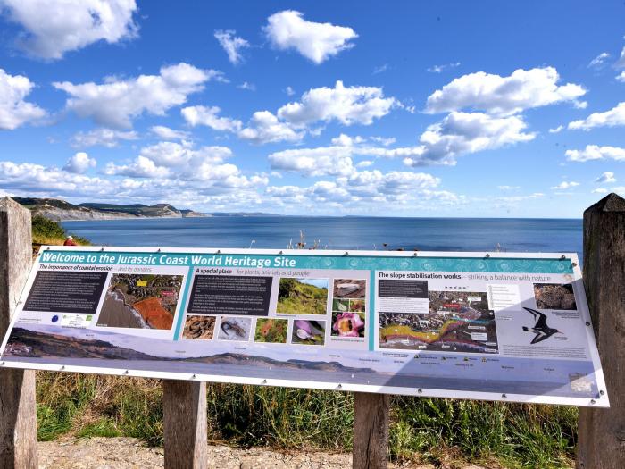 Lyme Bay View, Lyme Regis, Dorset. Garden. Parking. Close to a shop, pub, and beach. 2 pets allowed