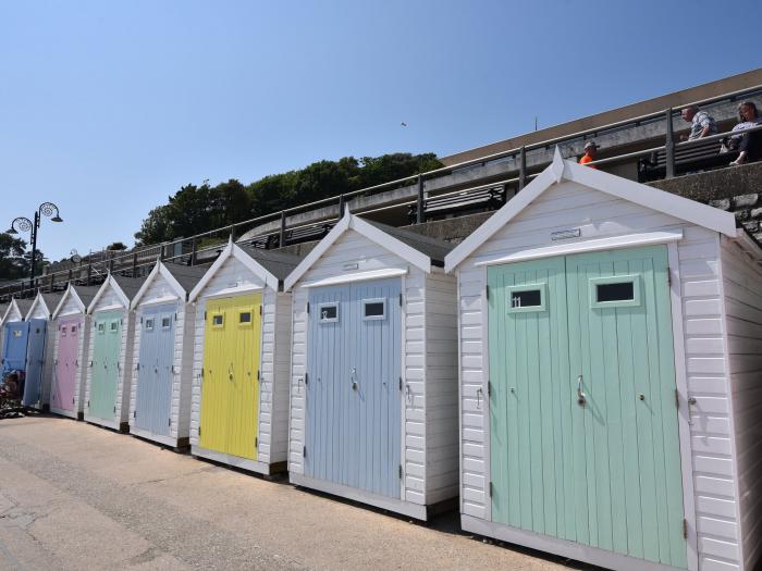 Lyme Bay View, Lyme Regis, Dorset. Garden. Parking. Close to a shop, pub, and beach. 2 pets allowed