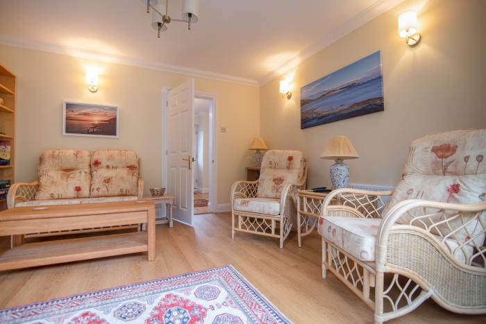 Lyme Bay View, Lyme Regis, Dorset. Garden. Parking. Close to a shop, pub, and beach. 2 pets allowed