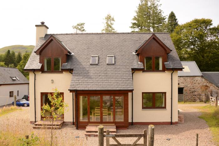 Shepherds Rest in Banavie, Highlands. Pet-friendly. Private parking. Woodburning stove. Garden. WiFi