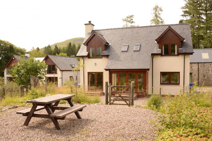 Shepherds Rest in Banavie, Highlands. Pet-friendly. Private parking. Woodburning stove. Garden. WiFi