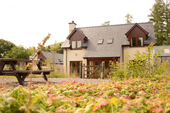 Shepherds Rest in Banavie, Highlands. Pet-friendly. Private parking. Woodburning stove. Garden. WiFi