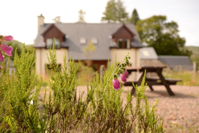 Shepherds Rest in Banavie, Highlands. Pet-friendly. Private parking. Woodburning stove. Garden. WiFi