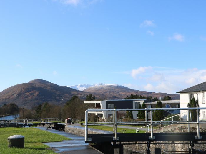 Shepherds Rest in Banavie, Highlands. Pet-friendly. Private parking. Woodburning stove. Garden. WiFi